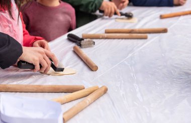 Çocuklar yemek pişirir, hamur toplar ve Yahudi bayramı için matzah yapar. Hamursuz Bayramı için Pesach 'ı parktaki çocuklar için aşçılık ana sınıfında yapar..