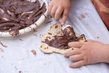 Çocuklar yemek pişirir, hamur toplar ve Yahudi bayramı için matzah yapar. Hamursuz Bayramı için Pesach 'ı parktaki çocuklar için aşçılık ana sınıfında yapar..