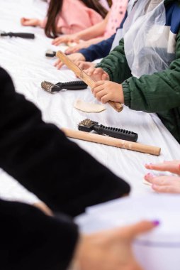 Çocuklar yemek pişirir, hamur toplar ve Yahudi bayramı için matzah yapar. Hamursuz Bayramı için Pesach 'ı parktaki çocuklar için aşçılık ana sınıfında yapar..