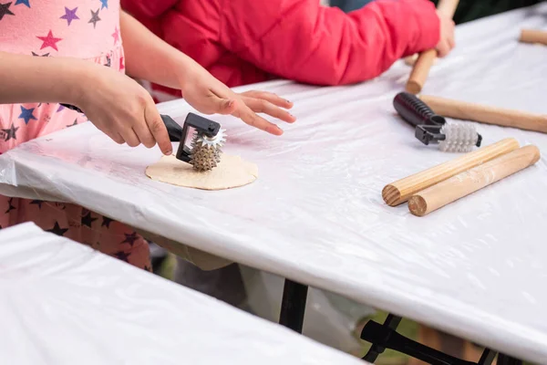 Kids Koken Het Deeg Uitrollen Matza Maken Voor Joodse Feestdagen — Stockfoto