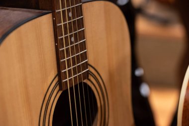 Metin için kopyalama alanı olan soyut akustik gitarın ve dizgilerin yakın çekim makrosu