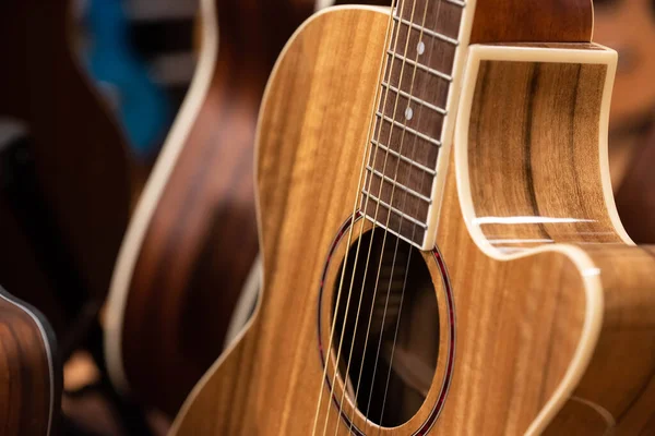 Bir müzik dükkanında asılı duran farklı renkli akustik gitarların kapanışı 