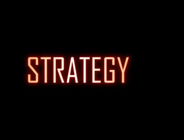 Metinli neon ok işareti. Kelime Stratejisi. Stratejik Ustalık: Başarı Yolunuzu Hazırlamak.