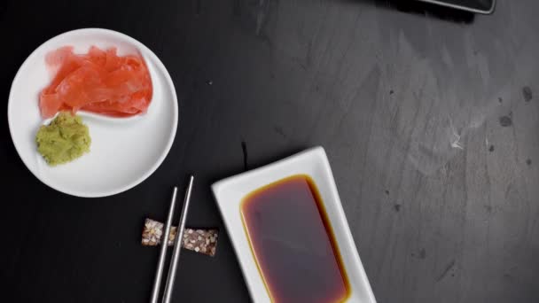 Gros Plan Des Mains Avec Des Baguettes Mangeant Nourriture Japonaise — Video