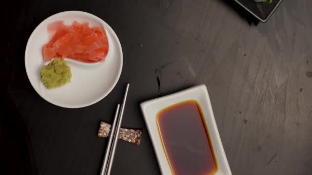 Zblízka Ruce Hůlkami Jíst Japonské Jídlo Tradiční Asijské Rolky Maki — Stock video