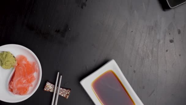 Primer Plano Las Manos Con Palillos Comiendo Comida Japonesa Rollos — Vídeos de Stock