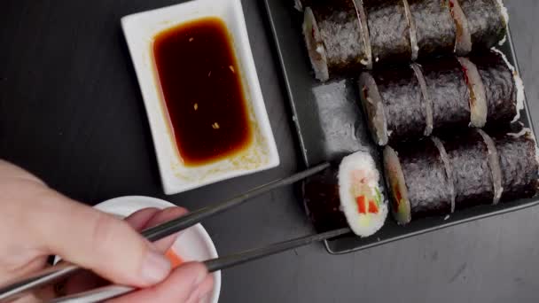 Крупним Планом Руки Паличками Їдять Японську Їжу Традиційні Азіатські Рулони — стокове відео