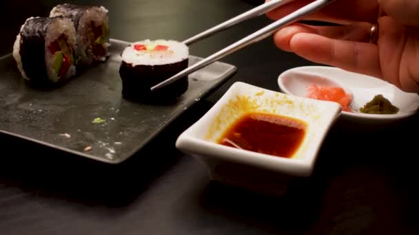 Aproape Mâini Bețe Care Mănâncă Mâncare Japoneză Rulouri Asiatice Tradiționale — Videoclip de stoc