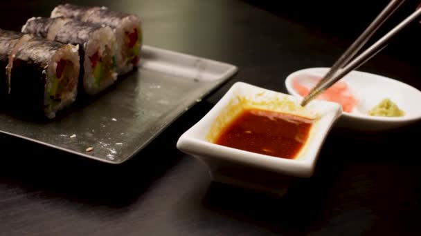 Κοντινό Πλάνο Χεριών Ξυλάκια Που Τρώνε Γιαπωνέζικο Φαγητό Παραδοσιακά Ασιατικά — Αρχείο Βίντεο