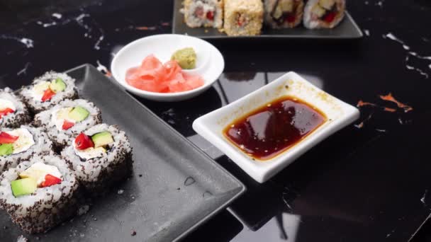 Menutup Tangan Dengan Sumpit Makan Makanan Jepang Tradisional Asia Gulungan — Stok Video