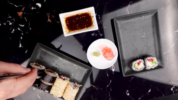 Primer Plano Las Manos Con Palillos Comiendo Comida Japonesa Rollos — Vídeo de stock