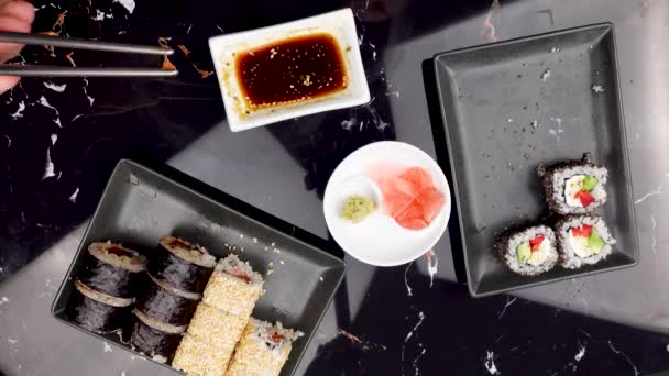 Japon Yemeklerini Yiyen Çubuklarla Ellerini Yaklaştır Geleneksel Asya Dürümleri Sebzeli — Stok video
