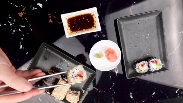 Закрыть Руки Палочками Поедающими Японскую Еду Традиционные Азиатские Булочки Маки — стоковое видео