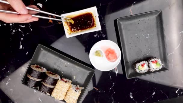 Close Mãos Com Pauzinhos Comendo Comida Japonesa Rolos Asiáticos Tradicionais — Vídeo de Stock