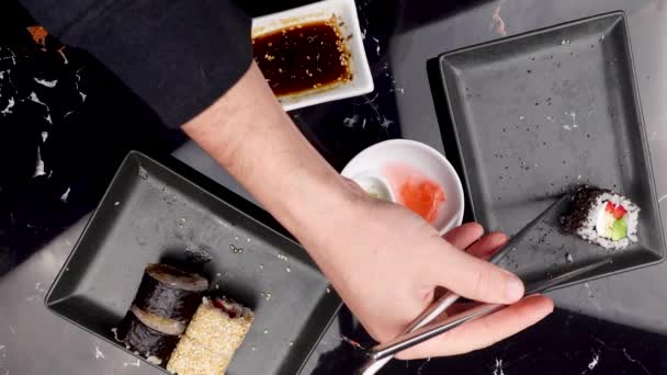 Primer Plano Las Manos Con Palillos Comiendo Comida Japonesa Rollos — Vídeo de stock
