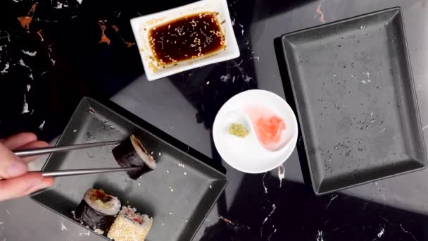 Κοντινό Πλάνο Χεριών Ξυλάκια Που Τρώνε Γιαπωνέζικο Φαγητό Παραδοσιακά Ασιατικά — Αρχείο Βίντεο