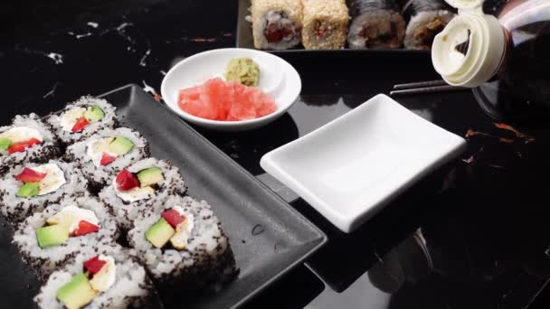 Aproape Mâini Bețe Care Mănâncă Mâncare Japoneză Rulouri Asiatice Tradiționale — Videoclip de stoc