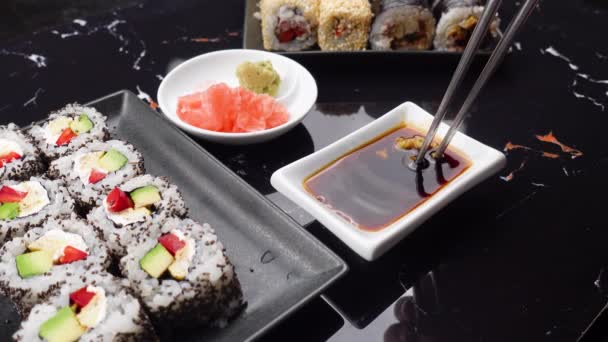 Närbild Händer Med Ätpinnar Som Äter Japansk Mat Traditionella Asiatiska — Stockvideo