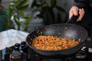 Şef 'in ellerini yakın, Asya mutfağı için fırında tavada pilav ve kızarmış sebze pişiriyor..