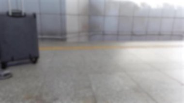 Bulanık, bulanık havaalanı terminali sahnesi insanları alçak açıdan gösteriyor, insanların bavulları ve büyük miktarda bagajları var. Seyahat, tatil, taşınma ve göç kavramı.