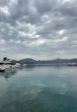Marinada bulutlu bir günün dingin güzelliğini tecrübe et. Zarif yatların noktaladığı sakin denizin manzarasını izle.. 