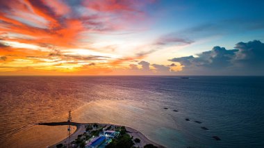 Orta Maldivler 'deki Mahibadhoo Adası' nın insansız hava günbatımı fotoğrafı adanın ucunu, canlı günbatımı renklerini ve Hint Okyanusu 'nun derin mavi sularını gösteriyor.