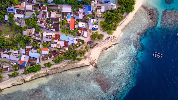 Merkez Maldivler 'deki Mahibadhoo Adası' nın İHA Hava Fotoğrafı sahili, resifi, yerel konutları ve Hint Okyanusunu gösteriyor.