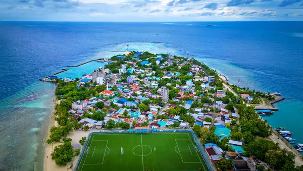 Mahibadhoo Adası 'nın insansız hava aracı fotoğrafı FIFA futbol sahasını ve Hint Okyanusu' nun derin mavi sularını gösteriyor.
