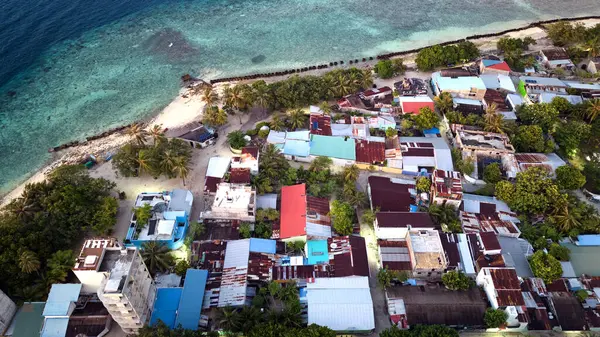 Merkezi Maldivler 'deki Mahibadhoo Adası' nın insansız hava aracı fotoğrafı adaların konutlarını, yapılarını ve plajlarını vurguluyor.