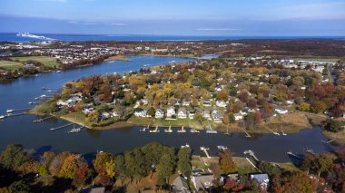 Kent Adası Rıhtımı 'nın insansız hava aracı fotoğrafı Maryland Chesapeake Körfezi Köprüsü ile Arka planda