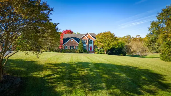 Göz Seviyesi Drone Hava Fotoğrafı Maryland 'deki Çağdaş Aile Evi
