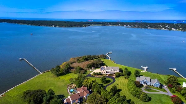 Maryland 'in doğu kıyısındaki evlerin insansız hava aracı fotoğrafları Chesapeake Körfezi' ni ve uzaktaki kargo gemilerini gösteriyor.