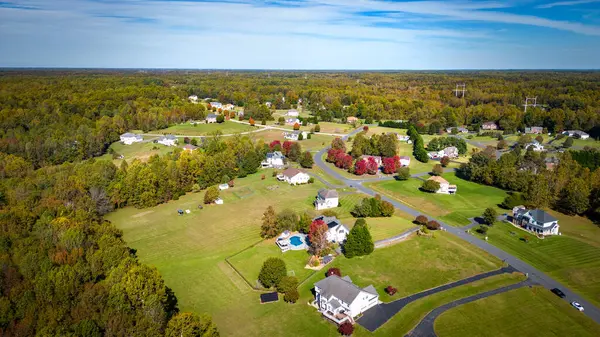 Maryland 'de Sonbaharda İHA Hava Fotoğrafı Evleri ve Renkli Ağaçları Gösteriyor