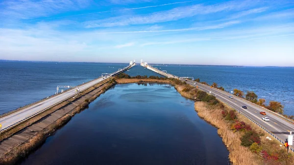 Maryland Chesapeake Bay Köprüsü 'nün renkli insansız hava aracı fotoğrafı. Her iki şerit de gün doğumunda trafiği gösteriyor.