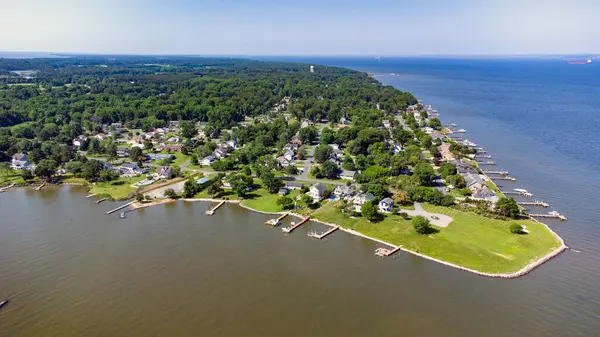 Kent Adası Rıhtım Bölgesi 'nin insansız hava aracı fotoğrafı Maryland Chesapeake Körfezi' ndeki evleri