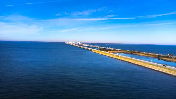 Maryland Chesapeake Körfezi Köprüsü 'nün insansız hava aracı fotoğrafı.