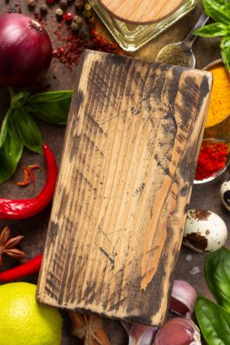 Arka planda çeşitli baharatlar ve otlar var. Yemek pişirme konsepti ve malzemeler masaüstü görünümünde