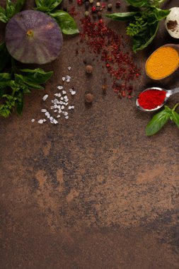 Arka planda çeşitli baharatlar ve otlar var. Yemek pişirme konsepti ve malzemeler masaüstü görünümünde