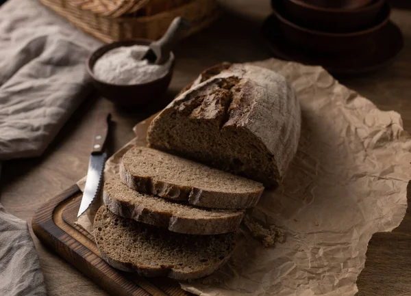 Hausgemachtes Brot Mit Pergamentpapier Auf Holztisch Brot Holztischplatte Als Backkonzept — Stockfoto