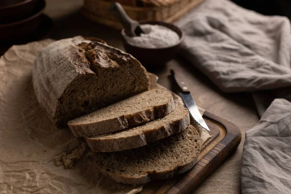Κομμένο Σπιτικό Ψωμί Λαδόκολλα Ξύλινο Τραπέζι Ψωμί Ξύλινο Τραπέζι Έννοια — Φωτογραφία Αρχείου