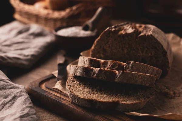 Hembakat Bröd Med Pergament Träbord Bröd Vid Träskiva Som Bakkoncept — Stockfoto
