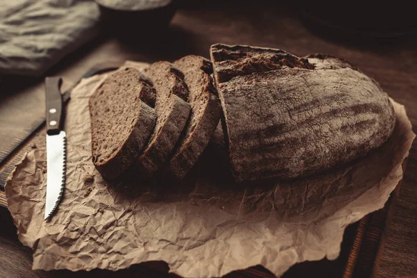 Hausgemachtes Brot Mit Pergamentpapier Auf Holztisch Brot Holztischplatte Als Backkonzept — Stockfoto