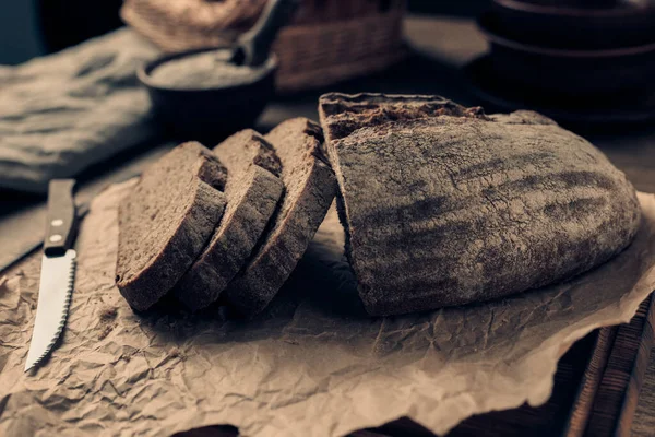 Hausgemachtes Brot Scheiben Geschnitten Mit Pergamentpapier Auf Holztisch Brot Holztischplatte — Stockfoto