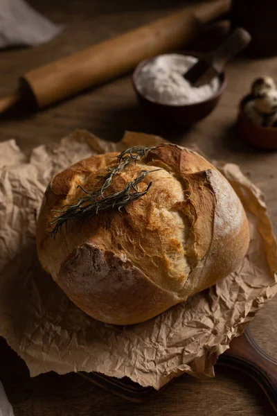Σπιτικό Ψωμί Λαδόκολλα Ξύλινο Τραπέζι Ψωμί Ξύλινο Τραπέζι Έννοια Ψησίματος — Φωτογραφία Αρχείου