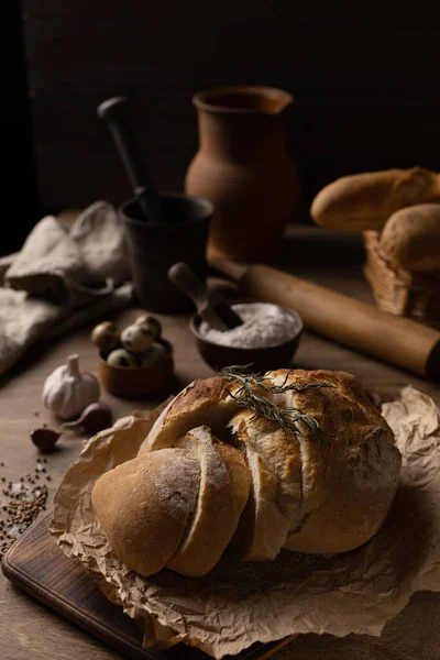 Κομμένο Ψωμί Και Συστατικό Ξύλινο Τραπέζι Σπιτικό Ψωμί Ξύλινο Τραπέζι — Φωτογραφία Αρχείου
