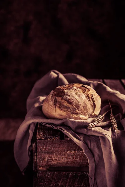 Σπιτική Πετσέτα Ψωμιού Και Υφάσματος Στο Τραπέζι Αρτοποιείο Έννοια Στο — Φωτογραφία Αρχείου