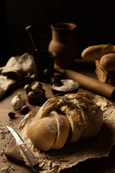 Κομμένο Ψωμί Μαχαίρι Στο Ξύλινο Τραπέζι Σπιτικό Ψωμί Ξύλινο Τραπέζι — Φωτογραφία Αρχείου