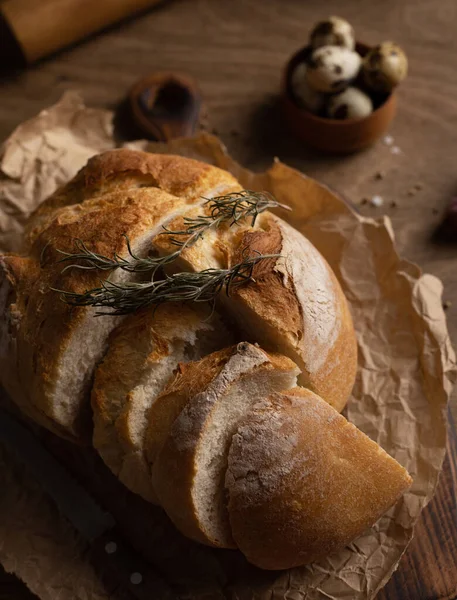 Κομμένο Ψωμί Μαχαίρι Στο Ξύλινο Τραπέζι Σπιτικό Ψωμί Ξύλινο Τραπέζι — Φωτογραφία Αρχείου