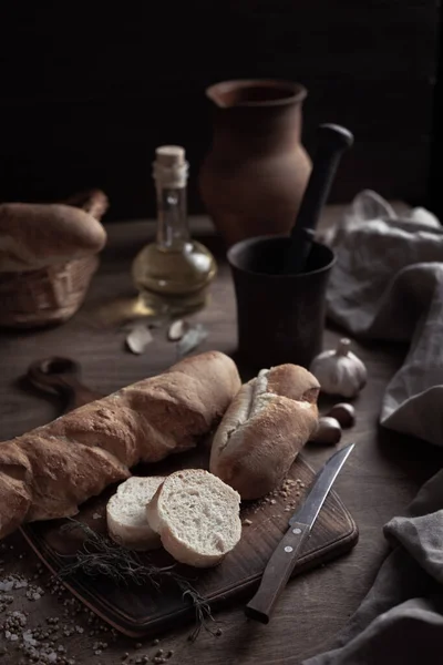 Κομμένο Σπιτικό Ψωμί Ξύλο Πίνακα Κοπής Ψωμί Ξύλινο Τραπέζι Έννοια — Φωτογραφία Αρχείου