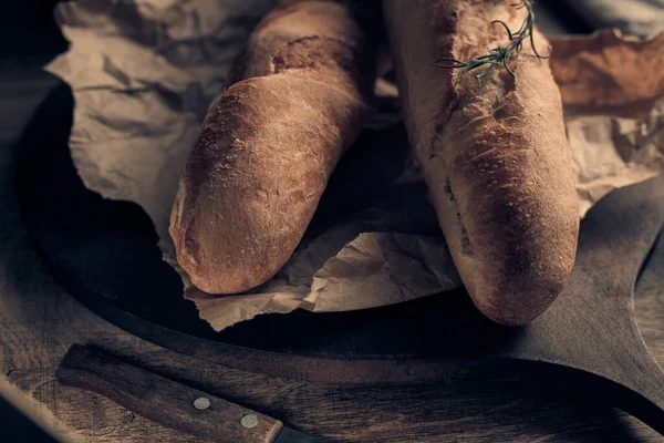 Hausgemachtes Baguette Französisches Brot Und Kräuter Auf Holztisch Brot Holztischplatte — Stockfoto